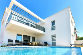 CROWONDER Sunrise villa with Swimming Pool